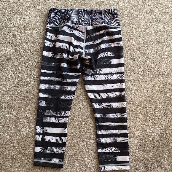 NWOT Lululemon black and white patterned capri leggings. Size 6?? - Picture 6 of 7